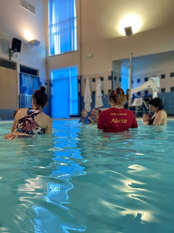 Water Ways Ysgol Nofio swim coordinator Alicia teaching a class